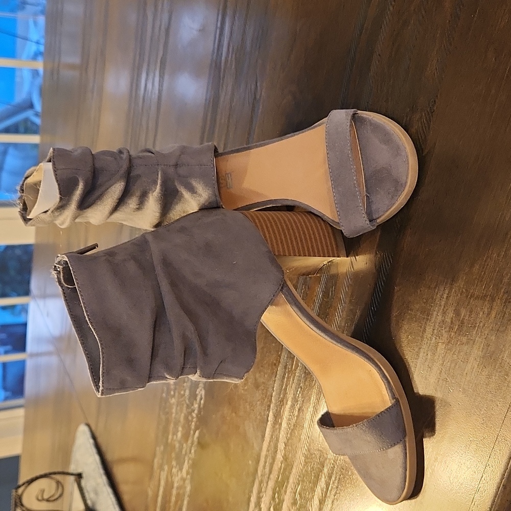 Shoes Size 5 1/2 gray